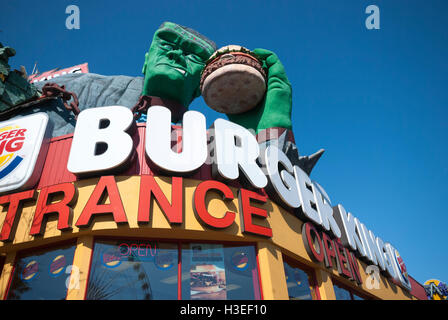 Eine bizarre Burger King Restaurant Franchise mit Frankenstein halten einen Burger auf Clifton Hill in Niagara Falls, Kanada Stockfoto