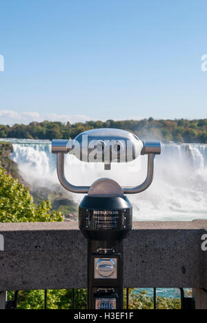 Münz-Fernglas für die Anzeige von den American Falls und andere Objekte von der kanadischen Seite von Niagara Falls Stockfoto