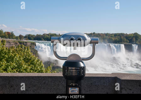 Münze betriebenen Fernglas für die Anzeige von den American Falls und andere Objekte von der kanadischen Seite von Niagara Falls Stockfoto