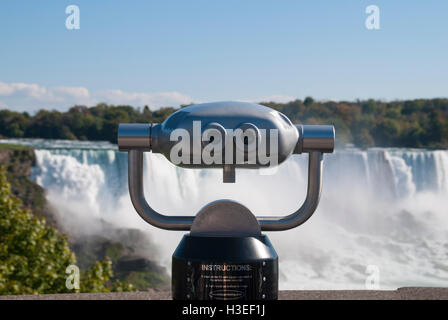 Münze betriebenen Fernglas für die Anzeige von den American Falls und andere Objekte von der kanadischen Seite von Niagara Falls Stockfoto