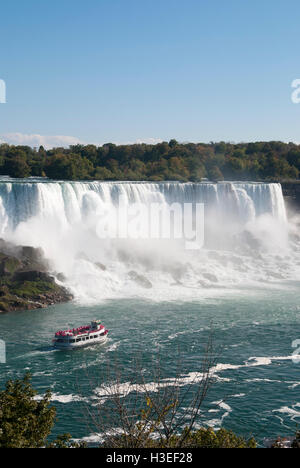 Das Mädchen des Nebels nähert den American Falls, wie gesehen von der kanadischen Seite von Niagara Falls, Kanada Stockfoto