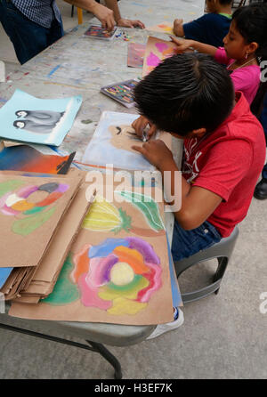 Mexikanische Kinder tun Kunstwerk während einer Nachbarschaft Festivals in Acapulco, Mexiko. Stockfoto