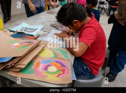 Mexikanische Kinder tun Kunstwerk während einer Nachbarschaft Festivals in Acapulco, Mexiko. Stockfoto