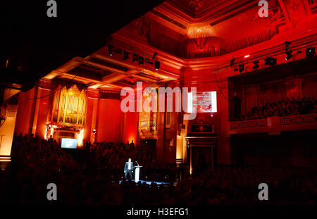 Nick Moran liest einen Brief in der dritten Nacht der Baureihe Live-Briefe an die Freimaurer Hall in London. Stockfoto