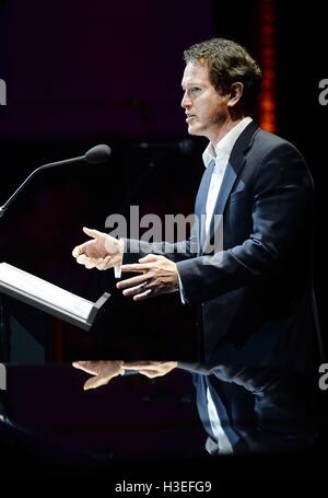 Nick Moran liest einen Brief in der dritten Nacht der Baureihe Live-Briefe an die Freimaurer Hall in London. Stockfoto