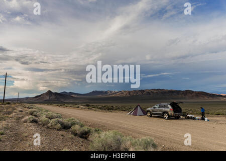 Auto camping irgendwo off Highway 50 in Zentral Nevada. Stockfoto