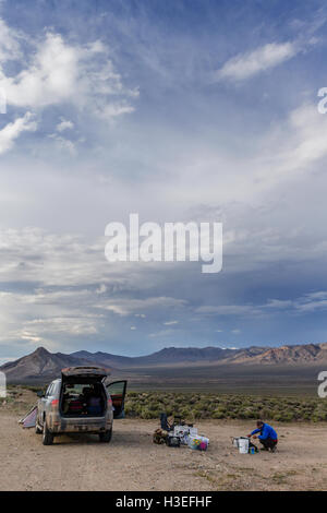 Auto camping irgendwo off Highway 50 in Zentral Nevada. Stockfoto