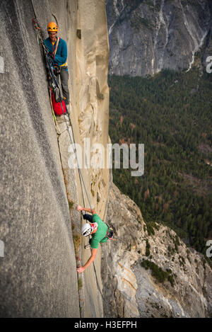 Zwei Männer frei klettern eine große Mauer-Route am El Capitan im Yosemite nationalen Prk in der Sierra Nevada Mountains, Kalifornien. Stockfoto