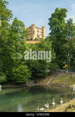 Schloss Hohenschwangau und Alpsee, Hohenschwangau, Deutschland Stockfoto