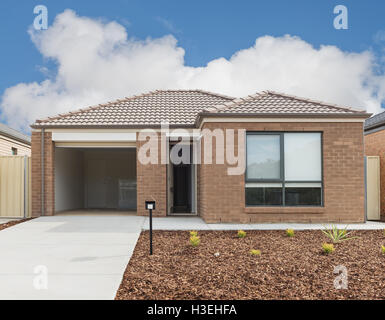 Typische Fassade ein modernes Vorstadthaus Stockfoto