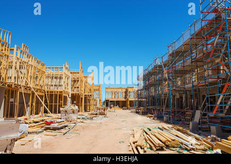 Baustelle mit dem Haus im Gerüstbau vor blauem Himmel Stockfoto