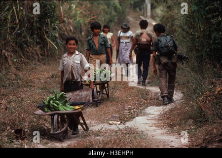 TENANCINGO, EL SALVADOR, März 1984: - im Rahmen der FPL-Guerilla Zonen des Steuerelements. Guerilla-Kämpfer übergeben Dorfbewohner mit Früchten auf der Außenseite der Stadt. Stockfoto
