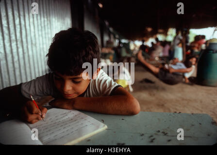 SANTA TECLA, EL SALVADOR, Mai 1986: Vertriebene Familie, Santa Tecl Zuflucht, San Salvador.  Viele der Vertriebenen sind seit vier Jahren in Lagern. Stockfoto