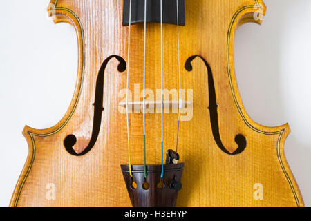 Nahaufnahme einer Geige zeigt die f-Löcher. Stockfoto