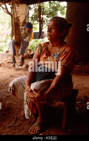 AN, EL SALVADOR, FEB 1984: - Innerhalb der FPL Guerilla Zones of Control - besorgt ein paar Hilfeleistung über den Verlauf des Krieges. Stockfoto