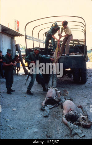 CUSCATANCINGO, SAN SALVADOR, EL SALVADOR, 28. März 1982: Soldaten die Leichen der toten Partisanen in einem Armee-LKW laden. Stockfoto