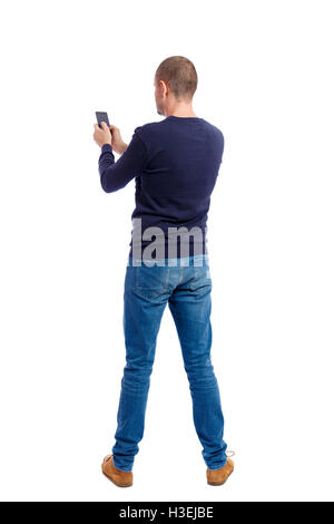 Rückansicht der Mann im Anzug am Handy sprechen. Rückansicht Kollektion People. Isoliert auf weißem Hintergrund. Rückseite Blick auf Person. Mann in schwarz warme Pullover hält beide Hände frei. Stockfoto