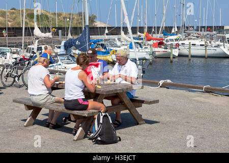 Picknick am Kai auf Hornbaek, Hornbæk, Hafen an der Küste Nordseelands an einem warmen, sonnigen Sommertag. Stockfoto