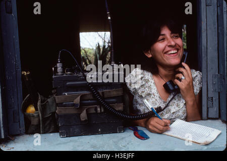 AN, EL SALVADOR, FEB 1984: - innerhalb der FPL-Guerilla Zones of Control - Frauen Guerilla-Funker halten Kontakt zwischen FPL Kampfeinheiten. Stockfoto