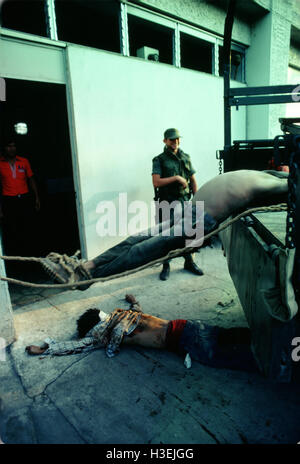 CUSCATANCINGO, SAN SALVADOR, EL SALVADOR, 28. März 1982: Soldaten die Leichen der toten Partisanen in einem Armee-LKW laden. Stockfoto