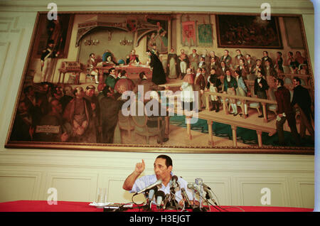 EL SALVADOR, März 1982: Präsident José Napoleón Duarte Fuentes eine Pressekonferenz geben, kurz bevor er macht verloren. Stockfoto