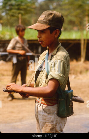 USULATAN, EL SALVADOR, März 1982: Ein Teenager und junge Frau Guerilla tun eine i.d Kontrolle ein Passant. Stockfoto