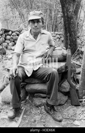 CHALATENANGO, EL SALVADOR, FEB 1984: - innerhalb der FPL-Guerilla Zones of Control - ein Bauer Stockfoto