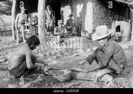 Chalatenango, EL SALVADOR, Juni 1982: - Innerhalb der FPL Guerilla Zones of Control - Fischerei Genossenschaft Darm hat einen Fisch gefangen im nahe gelegenen See-Cuscatlan. Stockfoto