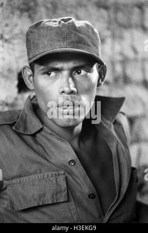 CHALATENANGO, EL SALVADOR, FEB 1984: - innerhalb der FPL Guerilla Zonen der Steuerung ein PPL-Miliz-Mitglied Stockfoto