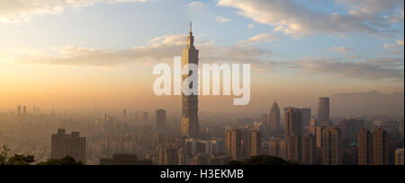 Taipeh, Taiwan - 5. Januar 2015: Panoramablick auf Taipei Stadt Skyline bei Sonnenuntergang Stockfoto