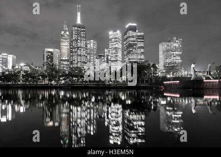 Melbourne, Australien - 24. April 2015: Skyline-Blick über den Yarra River in schwarz und weiß Stockfoto