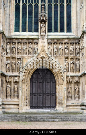 Der Haupteingang Tür zur schönen Berverley Minster Parish Church in Beverley East Yorkshire England Vereinigtes Königreich Stockfoto