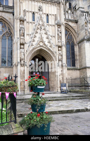 Der Seiteneingang Tür zur schönen Berverley Minster Parish Church in Beverley East Yorkshire England Vereinigtes Königreich Stockfoto