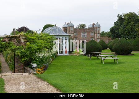 Das wunderschön gepflegte Gatehouse in Burton Agnes Hall and Gardens in Burton Agnes in der Nähe von Driffield East Yorkshire England Vereinigtes Königreich Großbritannien Stockfoto