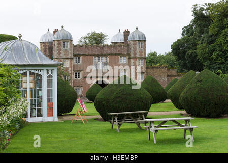 Das wunderschön gepflegte Gatehouse in Burton Agnes Hall and Gardens in Burton Agnes in der Nähe von Driffield East Yorkshire England Vereinigtes Königreich Großbritannien Stockfoto