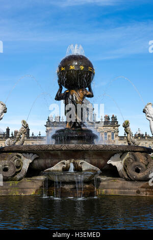 Der schöne Atlas-Brunnen im Garten von Schloss Howard stattliches Haus in der Nähe von York North Yorkshire England Vereinigtes Königreich UK Stockfoto