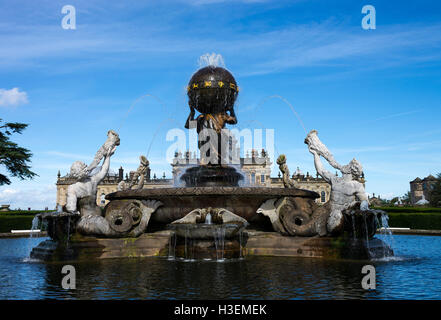 Der schöne Atlas-Brunnen im Garten von Schloss Howard stattliches Haus in der Nähe von York North Yorkshire England Vereinigtes Königreich UK Stockfoto