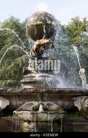 Der schöne Atlas-Brunnen im Garten von Schloss Howard stattliches Haus in der Nähe von York North Yorkshire England Vereinigtes Königreich UK Stockfoto