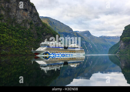 Kreuzfahrtschiff Aida Sol in den Geirangerfjord, Norwegen Stockfoto