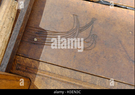 Das Schnitzwerk auf dem Deck des neu gebauten Wikinger-Langschiff, Draken Harald Harfagre, emuliert Schnitzereien auf alte Wikingerschiffe gefunden. Stockfoto