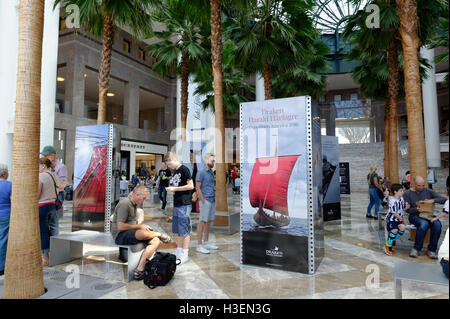 Eine Ausstellung der Wikinger-Langschiff, Draken Harald Harfagre im Wintergarten an Brookfield Place zugeordnet. Stockfoto