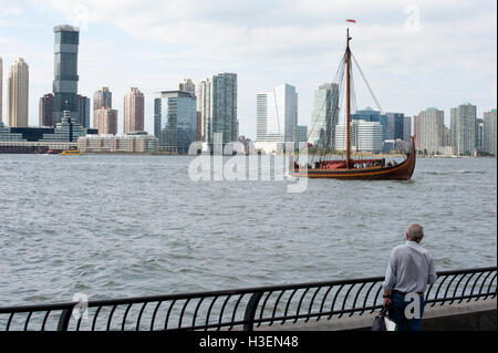 Die Wikinger-Langschiff, Draken Harald Hårfagre in den Hudson River zwischen Battery Park City, Manhattan und Jersey City, NJ Stockfoto