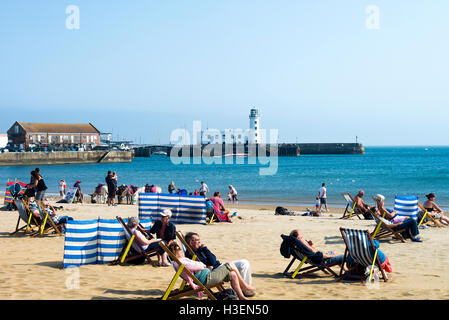 Urlauber entspannen auf der South Bay Beach in Scarborough North Yorkshire England Vereinigtes Königreich UK Stockfoto