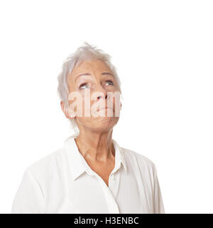betroffenen älteren Frau nachschlagen Stockfoto