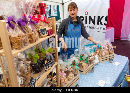 Die Pfirsiche und Sahne kreative Fudge Stall auf dem Thame Festival of Food Oxfordshire England Vereinigtes Königreich UK Stockfoto