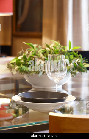 Wohnlandschaft mit Tisch und Besteck in einem warmen Ton. Vertikal Stockfoto