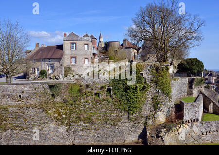 Dorf von Domfront, Gemeinde im Département Orne, Basse-Normandie Region im Nordwesten Frankreichs Stockfoto