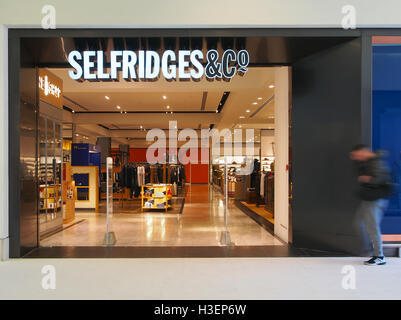 Blick auf den Eingang zum Kaufhaus Selfridges in Manchester Stadtzentrum entfernt, zeigt im Innen- und Aussenbereich. Eines der exklusivsten Kaufhäuser. Stockfoto