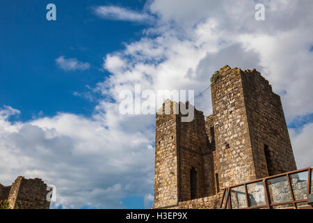 Blick auf steinerne Türme in Monteriggioni, Toskana, Italien Stockfoto