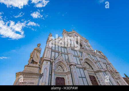 Basilica di Santa Croce (Basilika des Heiligen Kreuzes), wichtigsten Franziskaner Kirche in Florenz, Italien mit neugotischer Fassade. Stockfoto